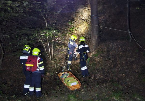 Übung: Menschenrettung im unwegsamen Gelände