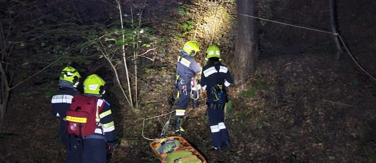 Übung: Menschenrettung im unwegsamen Gelände